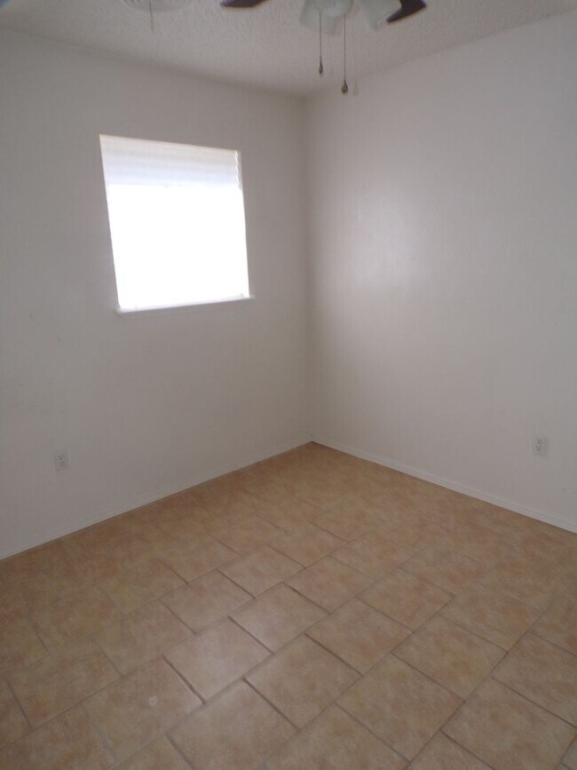 Building Photo - Great home located in Parklane