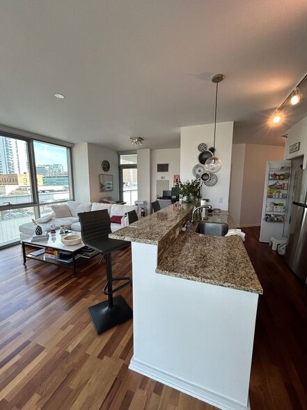 Building Photo - 123 S Green St