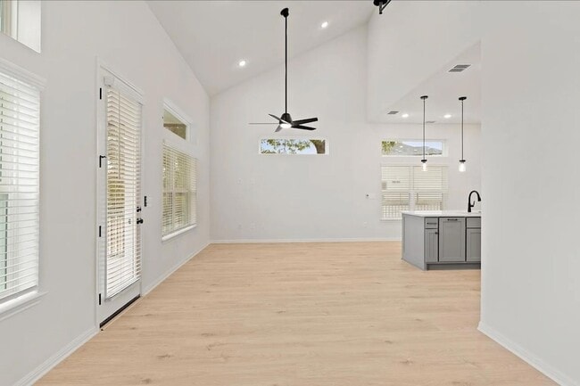 Building Photo - 1612 Kit Cir