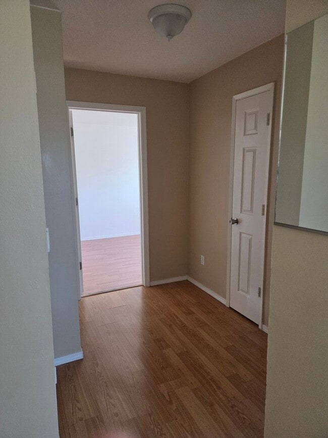 Building Photo - Very nice duplex 2 bedroom 1 bathroom