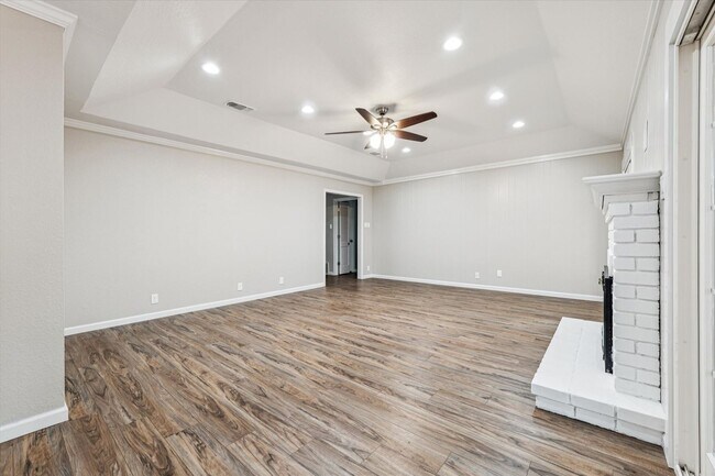 Building Photo - Pristine Updated Indian Creek Condo