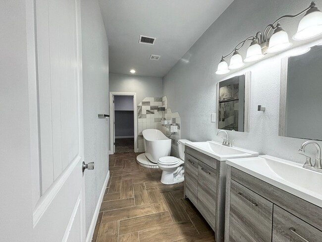 Building Photo - Updated Single Family Home with community ...