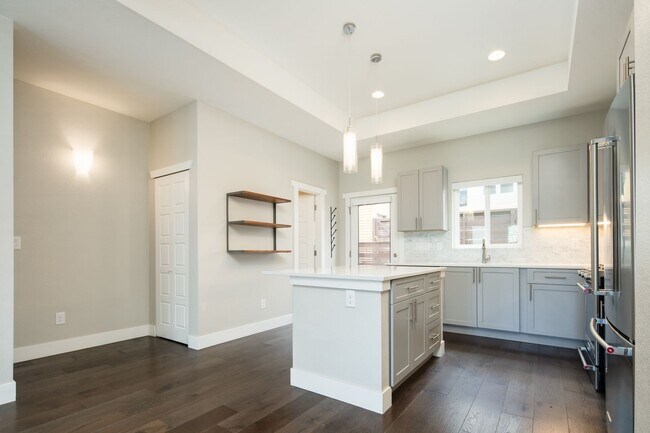 Building Photo - Modern 3 bed / 4 bath, 3 story townhome!