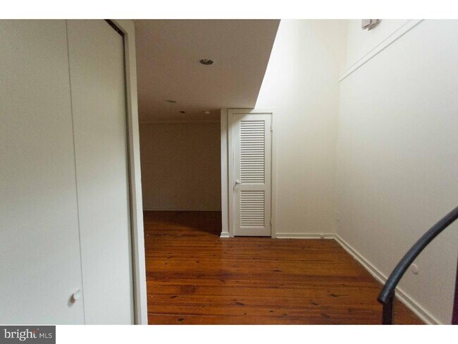 Building Photo - 407 S 11th St