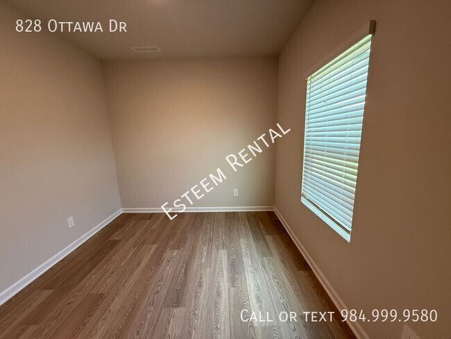 Building Photo - 828 Ottawa Dr