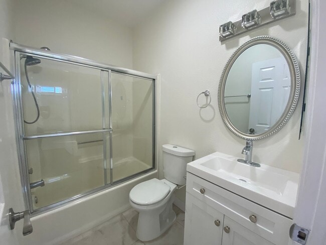 Building Photo - Upstairs 2BD Apartment Home! Great PB Location! Garage! AC!