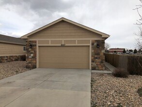 Building Photo - Duplex Town Home Rancher One Level Living