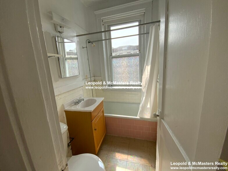 Building Photo - 239 Kelton St