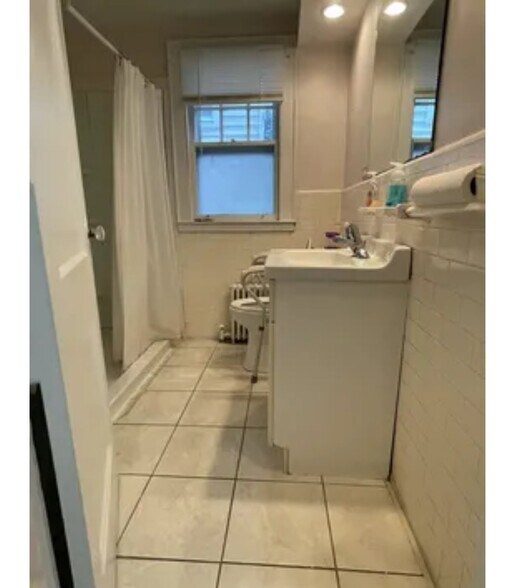 Building Photo - 165 Derby Ave