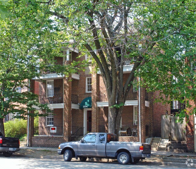 Primary Photo - 3204 W Franklin St
