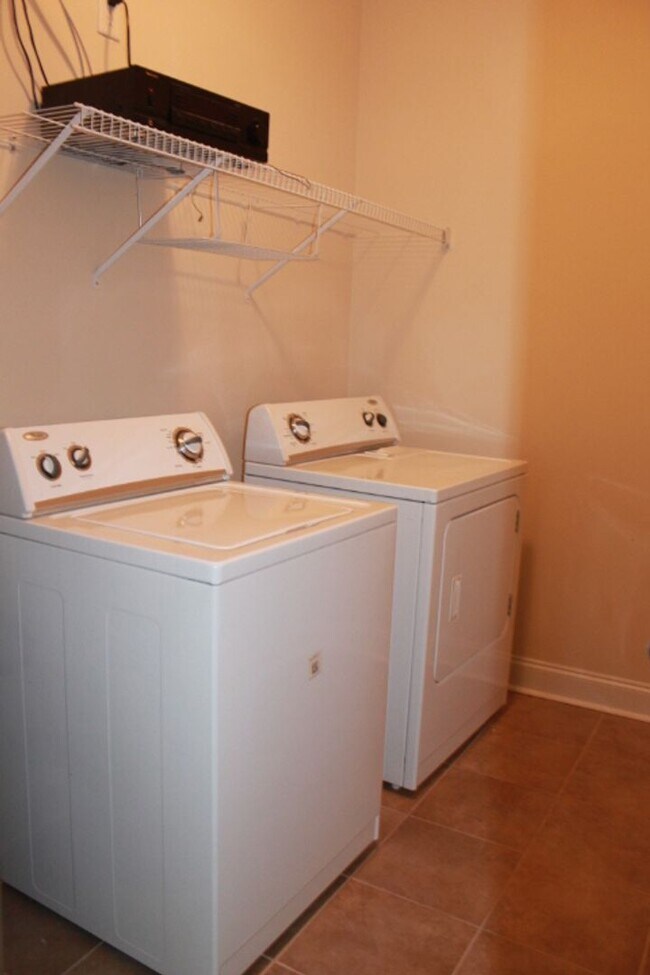 Building Photo - Two Bedroom Near Downtown Available!