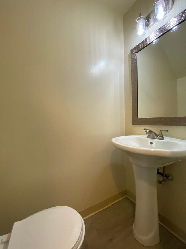 Building Photo - Check This Out! 3 BR Townhome with Washer & Dryer + Equipped Kitchen with Dishwasher! Call Today!