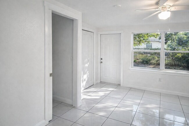 Building Photo - Beautiful 4BR Rental in Franklin Park – Spacious Yard & Prime Location