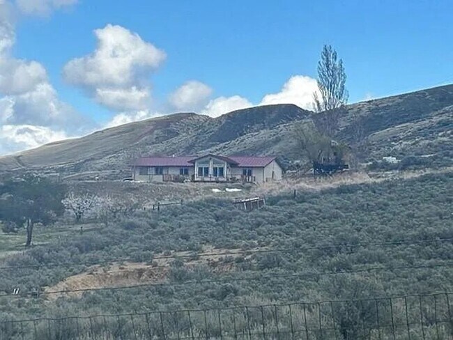Building Photo - Beautiful country living!