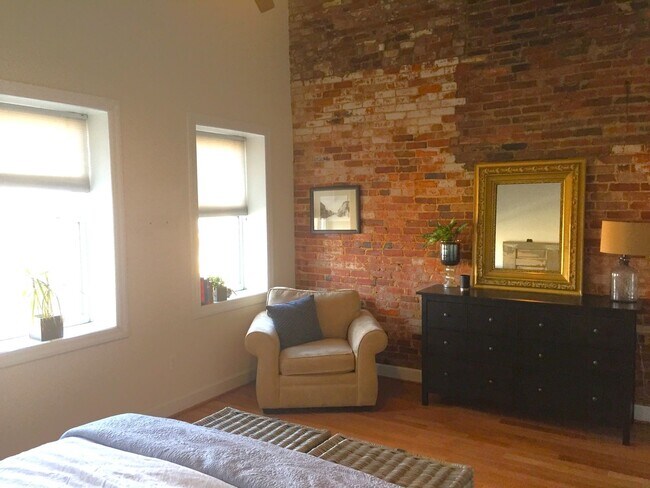 Building Photo - Logan Circle Light Filled One Bedroom with Den Loft with Balcony and Parking!