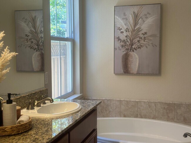 Building Photo - 356 S Paraiso Way