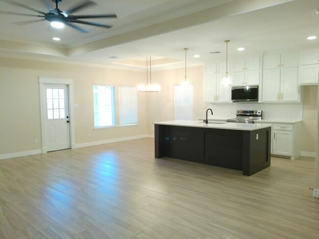 Building Photo - 7637 Clearbrook Dr