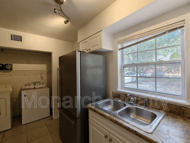 Building Photo - 620 SW 10th Ln