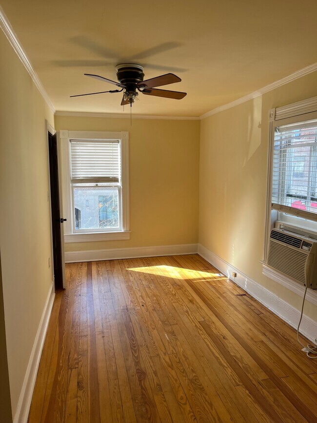 Building Photo - 619 Caroline St