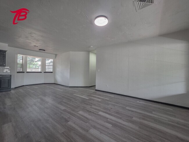 Building Photo - Charming 4-Bedroom Home with Spacious Yard