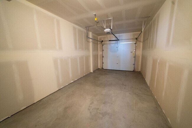Building Photo - 3 Bedroom 2 1/2 Bath Townhome with Garage