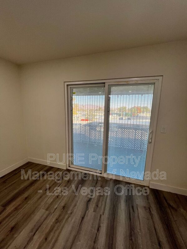 Building Photo - 1405 E Vegas Valley Dr