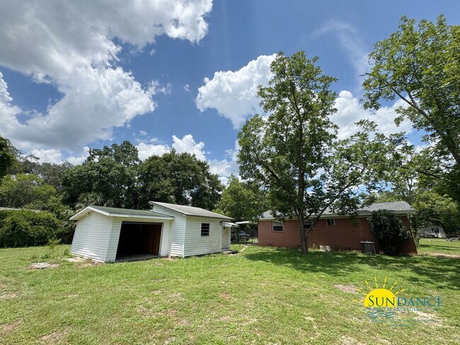 Building Photo - 2052 Roberts Dr