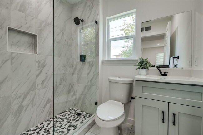 Building Photo - 1200 E 52nd St