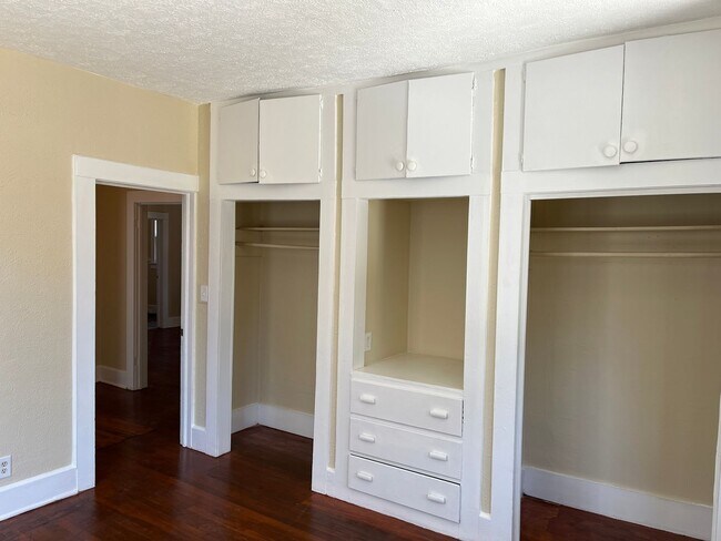 Building Photo - **ON HOLD**Total Electric**4 Bedroom / 2 B...