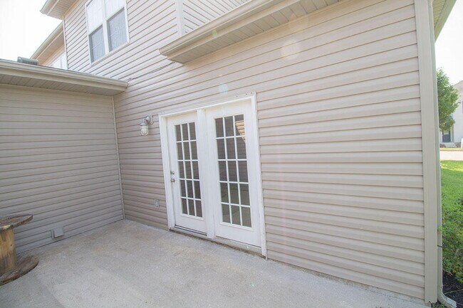 Building Photo - 1945 Center St