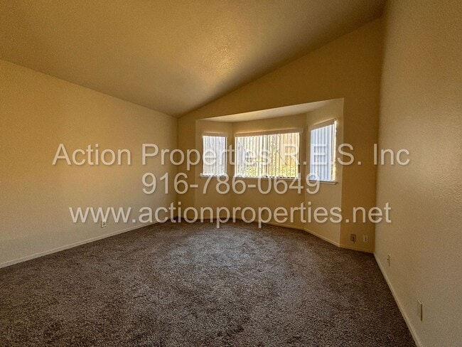 Building Photo - Cozy 3 Bed, 2 Bath - Single Story - New Paint - Large Garage - Close to Shopping, Schools and Parks!