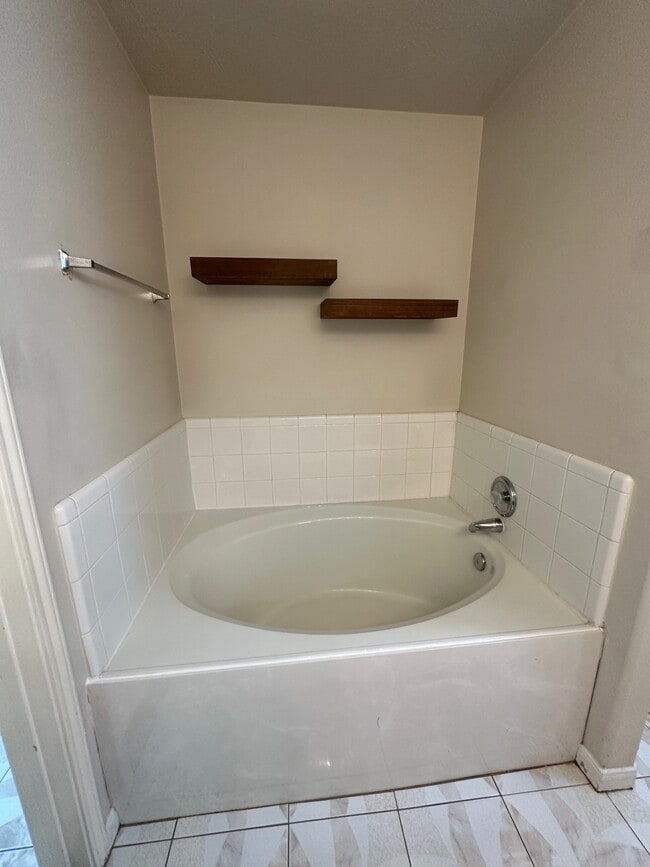 Building Photo - 3101 Meadow Bay Dr