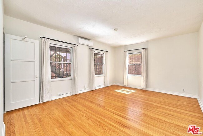 Building Photo - 918 S Stanley Ave