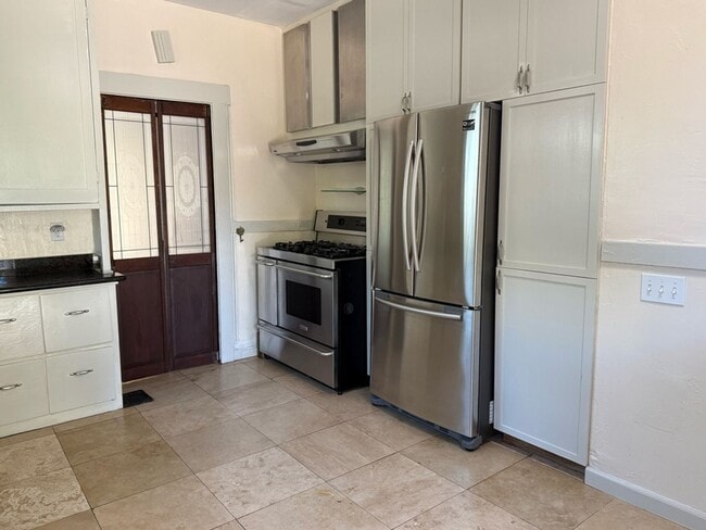 Building Photo - Charming 2-bedroom, 2-bathroom Burlingame ...