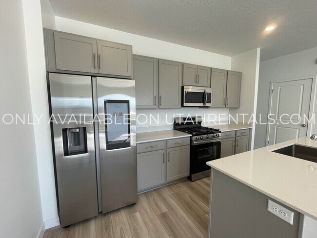 Building Photo - 1605 W Charmer Ln
