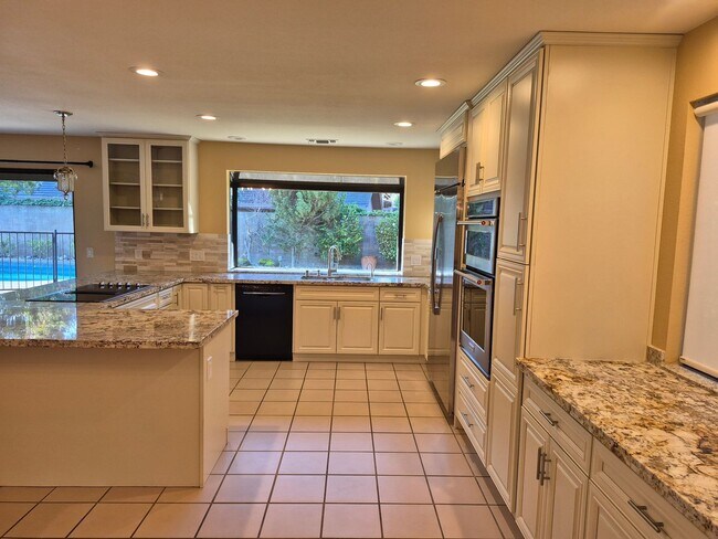 Building Photo - Beautiful  4 bedroom 2.5 bath with loft & Pool