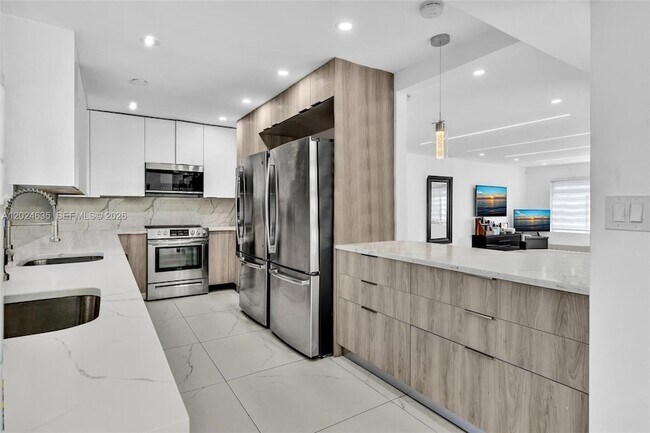 Building Photo - 9257 Bay Dr