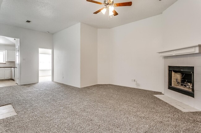 Building Photo - Cute 3 Bedroom 2 Bath 2 Car Garage One Sid...