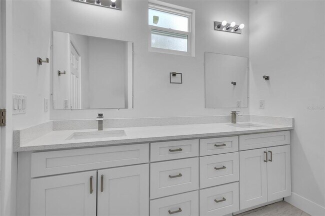 Building Photo - 1221 SW 5th St