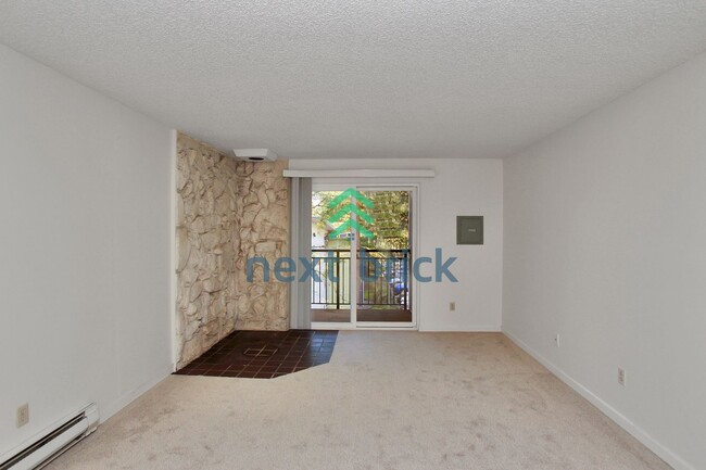 Building Photo - 2 Bed and 1 Bath Bellevue Condo is Availab...