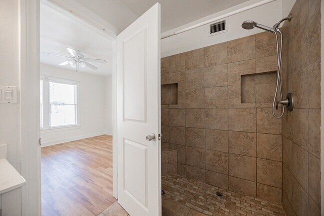 Building Photo - 1617 E Willetta St