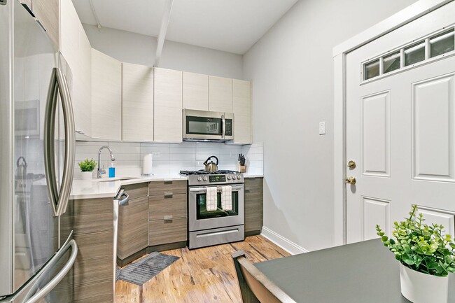 Building Photo - 635 W Roscoe St