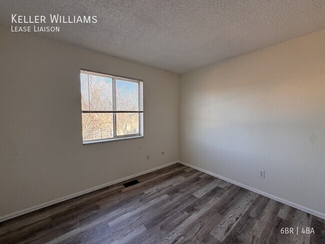 Building Photo - 277 Glenway St