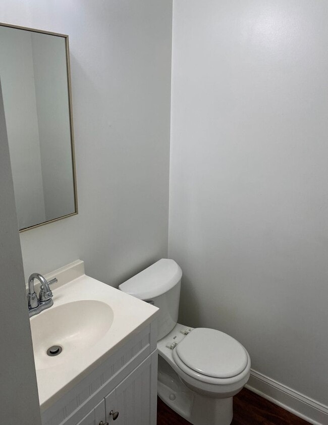 Building Photo - Spacious 3 Bedroom Townhouse – Available A...