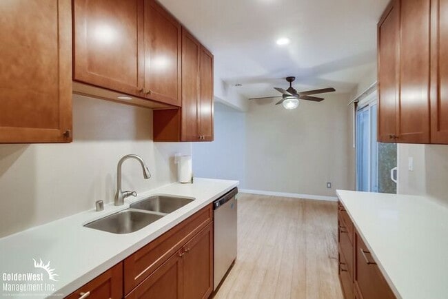 Building Photo - Cozy 2Bdm 1.5Ba Townhome with Modern Upgra...