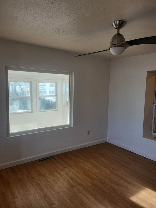 Building Photo - Country Living Close to Town!