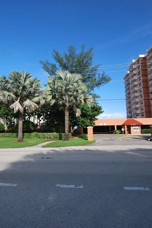 Building Photo - 1121 Bel Air Dr