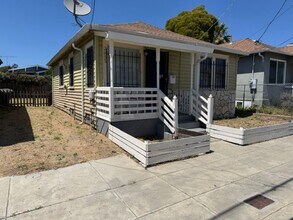 Building Photo - 1/2 Off First Month's Rent, 3Bdrm, 1Bath