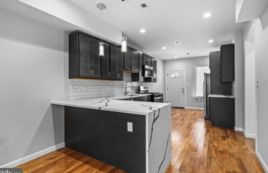 Primary Photo - 1704 E Chase St