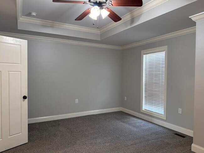 Building Photo - 1725 NE Stone Castle Dr